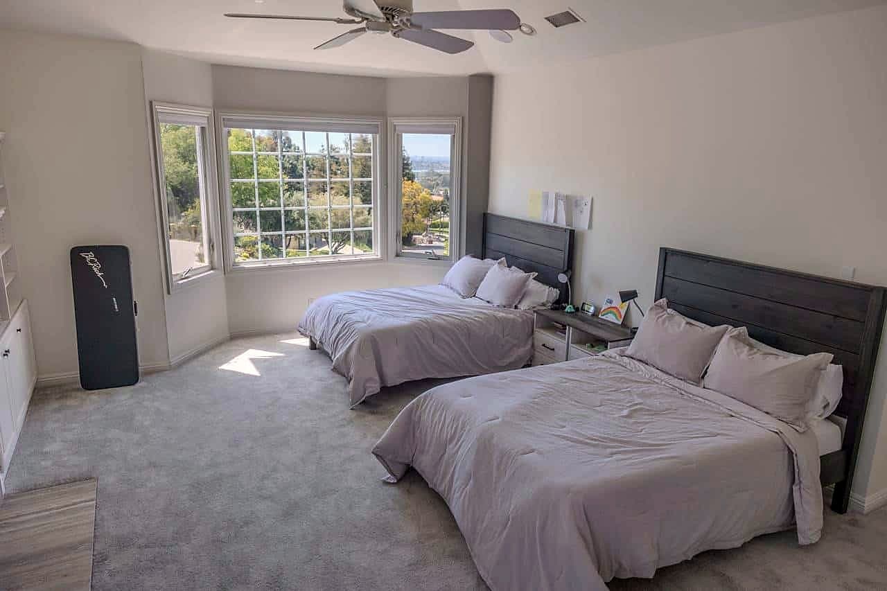 Twin bedroom with bay window and natural light in Hillside Horizon residential program