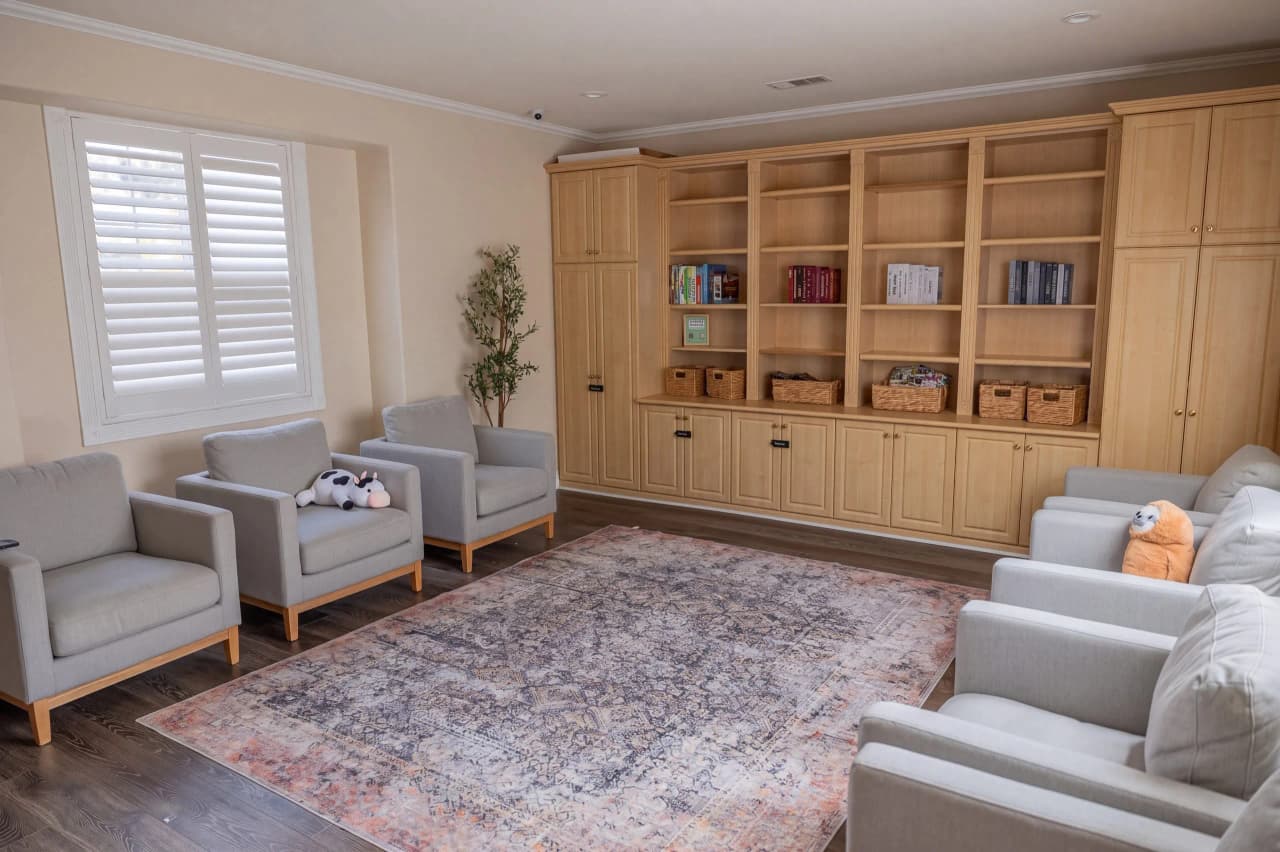 Shasta group room with armchairs in a circle and built-in bookshelves