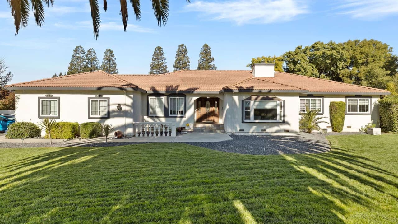 Front exterior of Hillside Horizon residential treatment home with manicured lawn